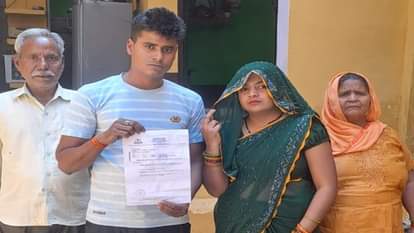 आयकर नोटिस दिखाता सफाई कर्मचारी करन कुमार