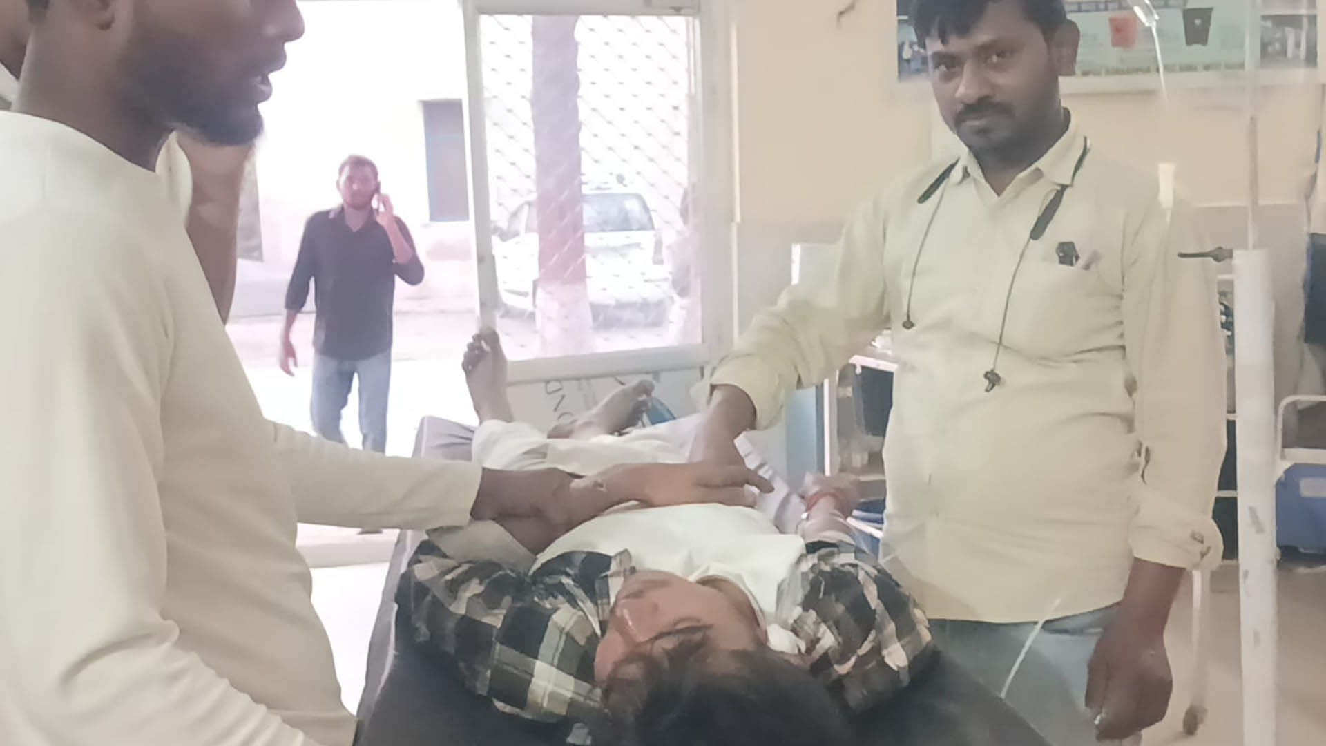 अस्पताल में भर्ती युवक