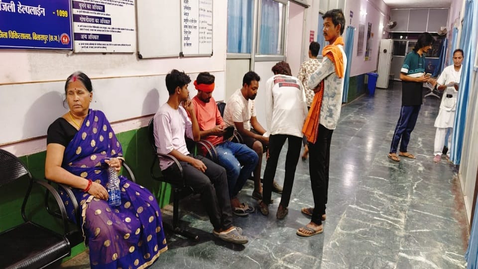 अस्पताल में घायलों के परिजन