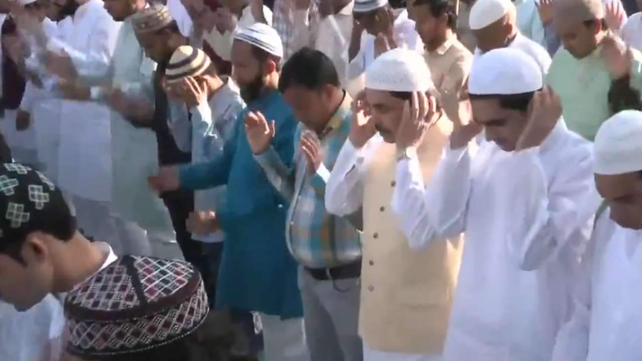 Namaz was offered at Delhi Jama Masjid see photos today