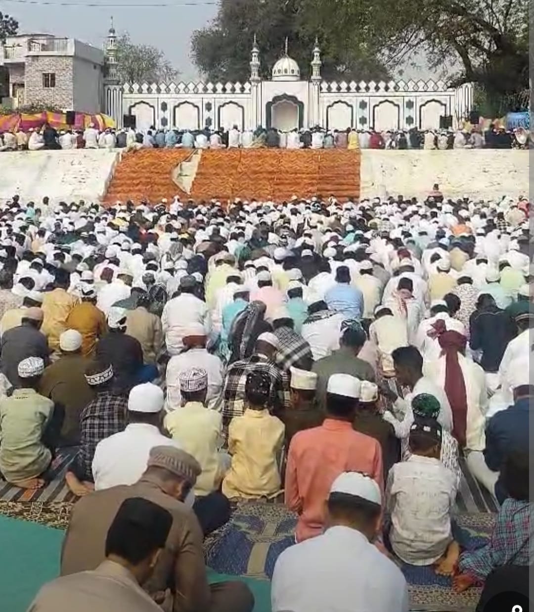Eid ul Fitr: After offering namaz on Eid ul Fitr in Bhopal, prayers were offered for peace and prosperity, Qaz