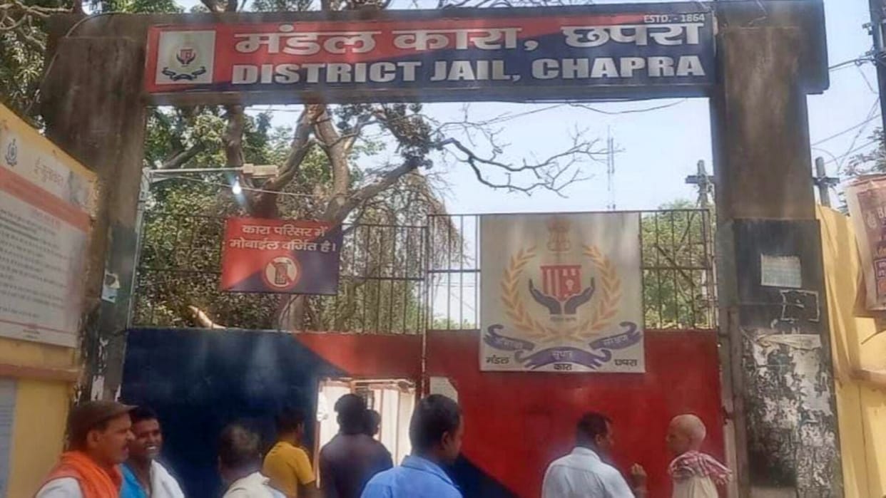 Bihar News: Prisoner absconded by jumping over wall of Mandal Jail Chhapra, negligence of jail administration