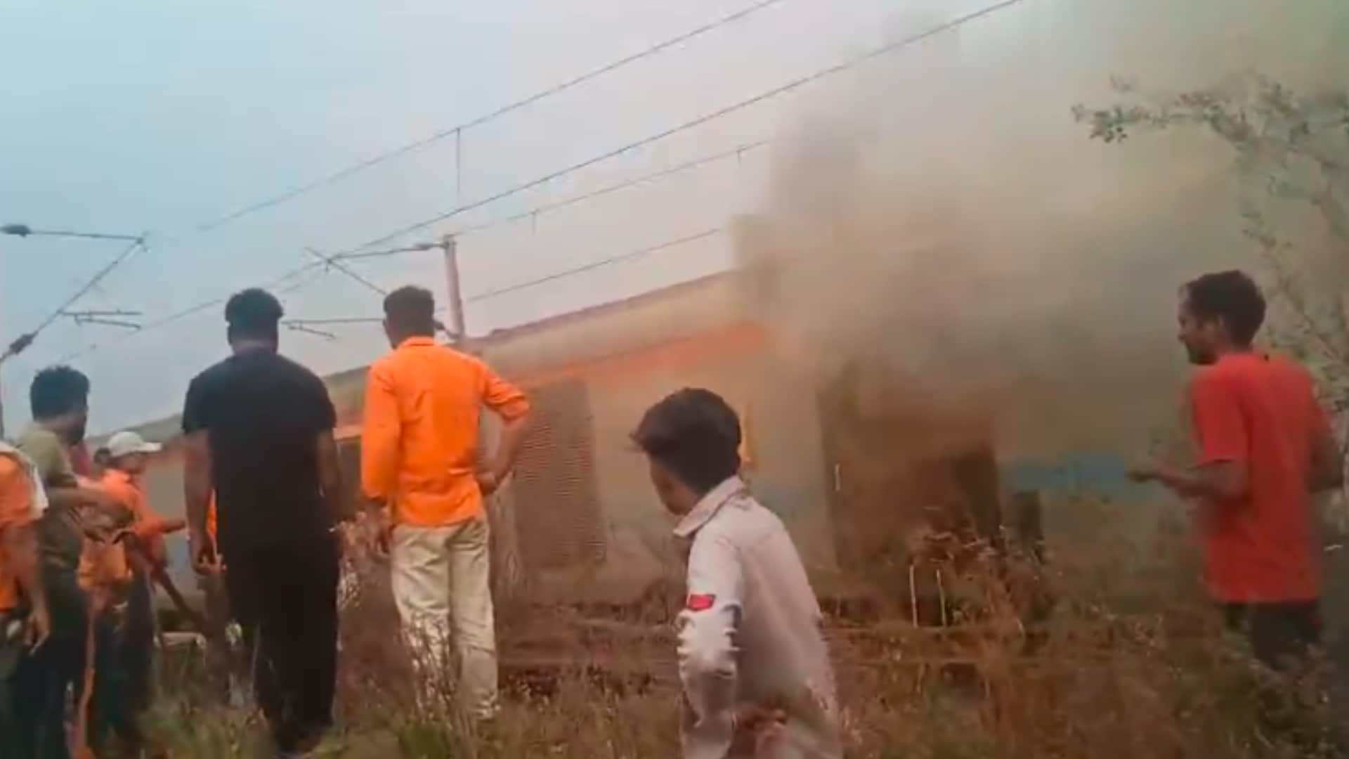 MP News: Fire broke out in bogie of Barauni Express, train was sent off after one and a quarter hour of effort
