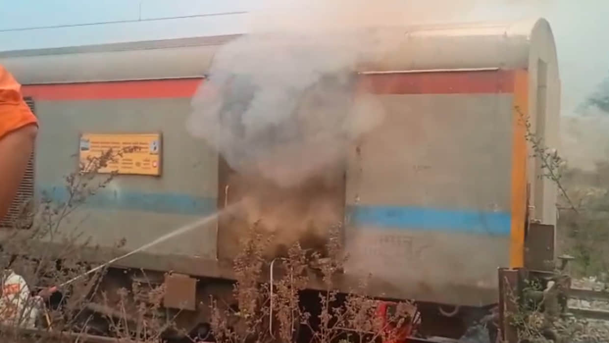 MP News: Fire broke out in bogie of Barauni Express, train was sent off after one and a quarter hour of effort
