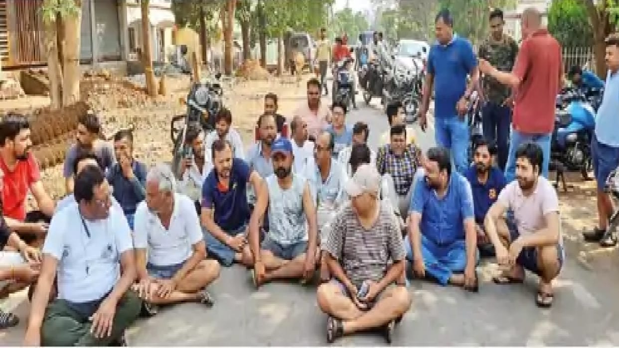 Raipur: Sejbahar Housing Board Colony residents ruckus on Water supply stopped for three days