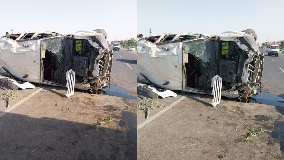 car overturned on the highway after hitting a divider in Bulandshahr and one died