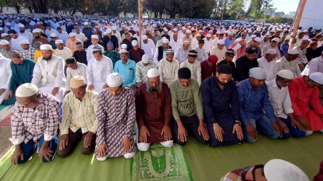 Eid ul fitr 2025 eid mubarak namaz recited Mosque Dehradun Uttarakhand News Watch Photos
