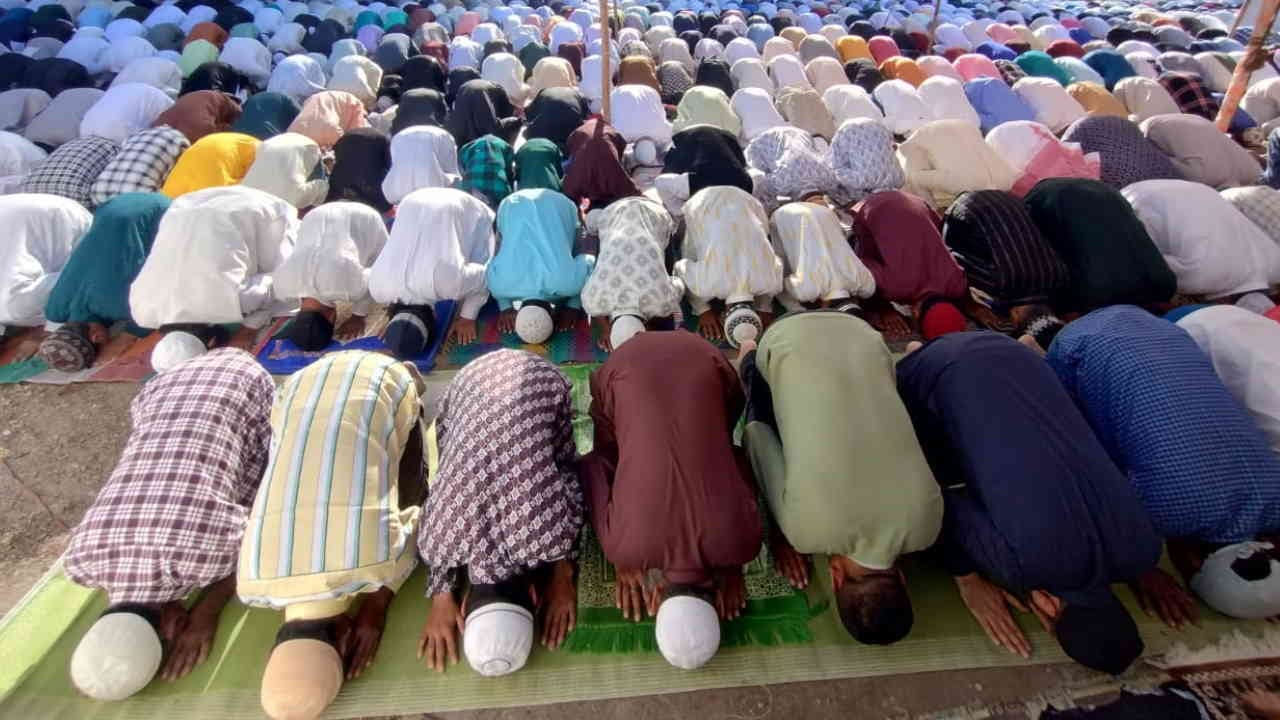 Eid ul fitr 2025 eid mubarak namaz recited Mosque Dehradun Uttarakhand News Watch Photos