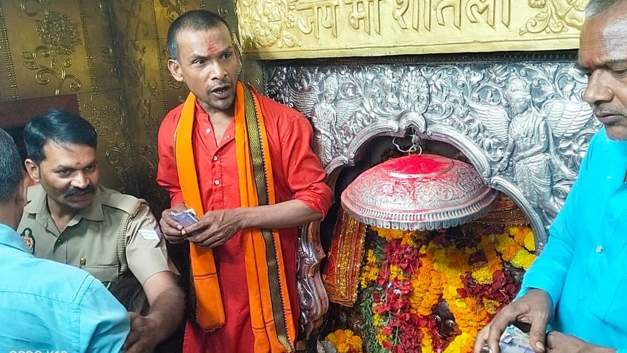 On the second day of Navratri Devotees were delighted after seeing the Brahmacharini form of Sheetla Mata