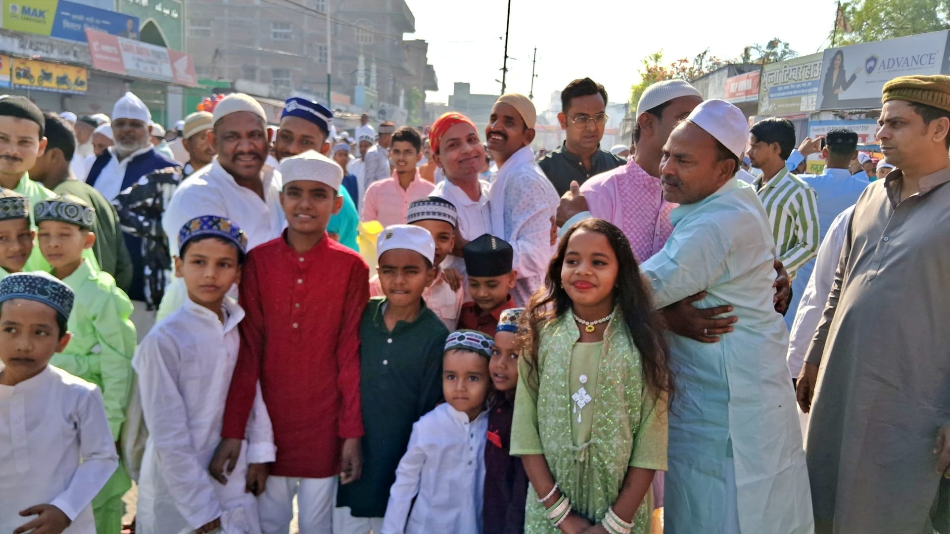 EID 2025: splendor of Eid seen in Muzaffarpur, a flood of Namazis gathered in Badi Idgah, prayed for peace