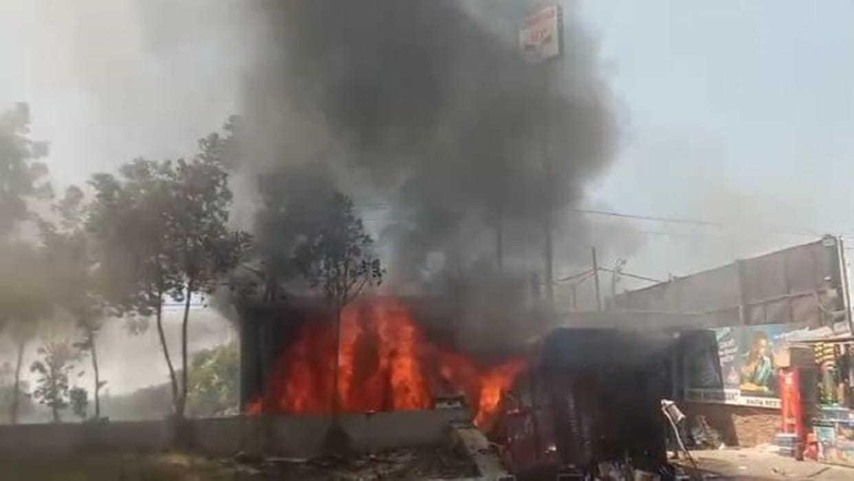 huge fire broke out in the shops near the petrol pump at Jhumka Tiraha in Bareilly