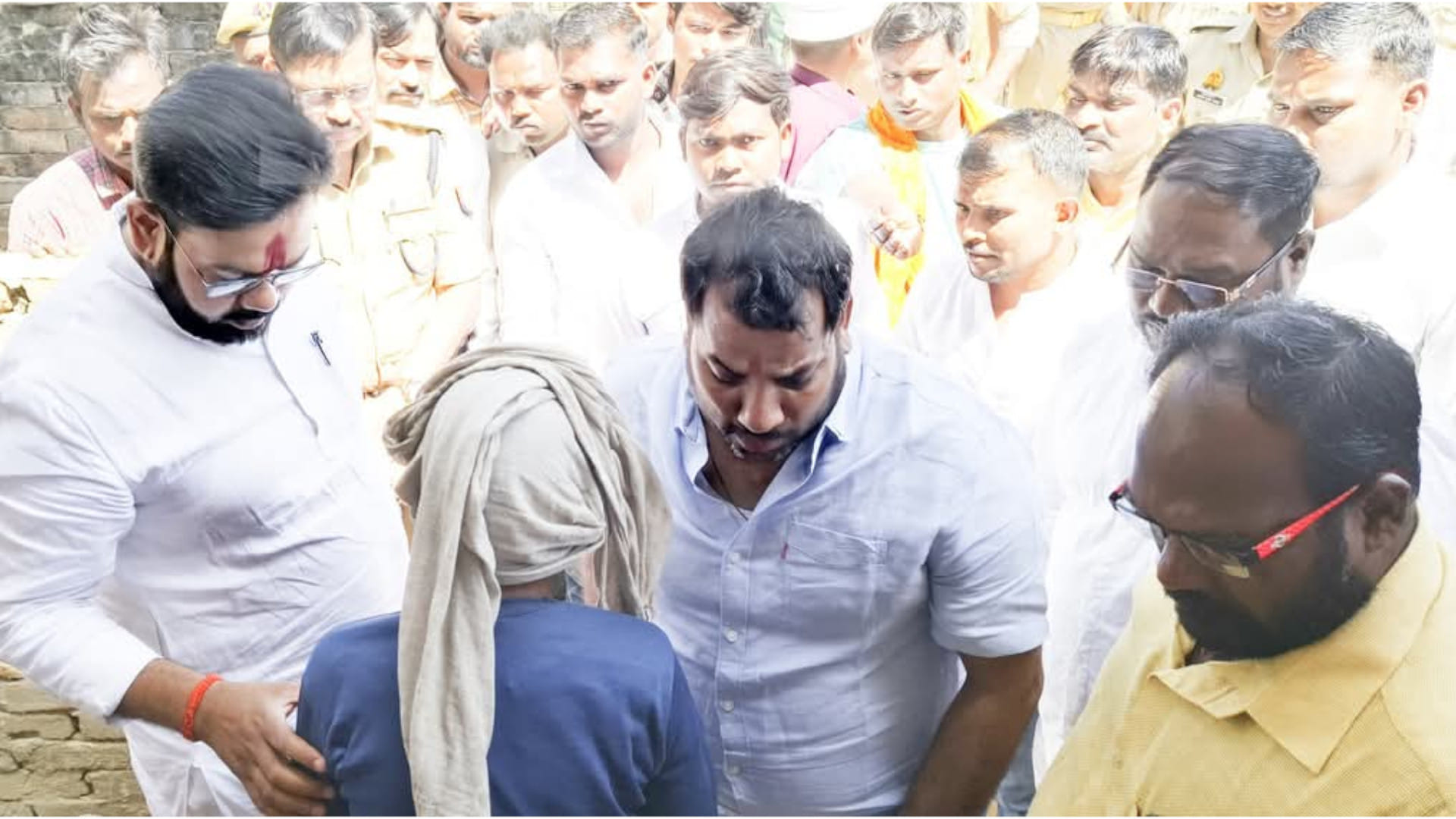 In Gorakhpur, the attacker killed the mother and daughter with an axe, the wrist of the hand was hanging