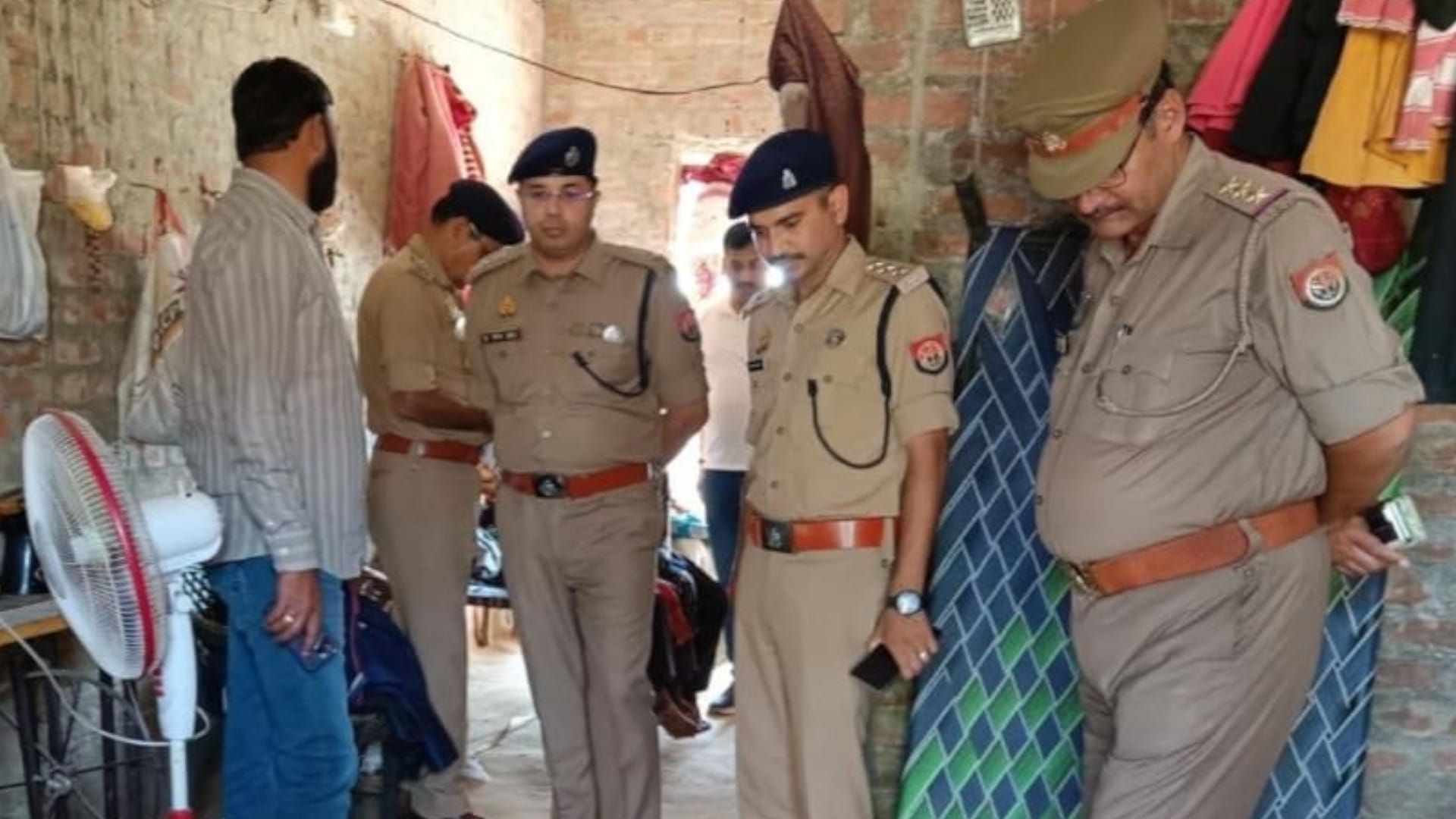 In Gorakhpur, the attacker killed the mother and daughter with an axe, the wrist of the hand was hanging