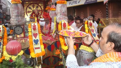 streets of Kashi have become Rajasthani procession of the 125 year old idol of Maa Gangaur