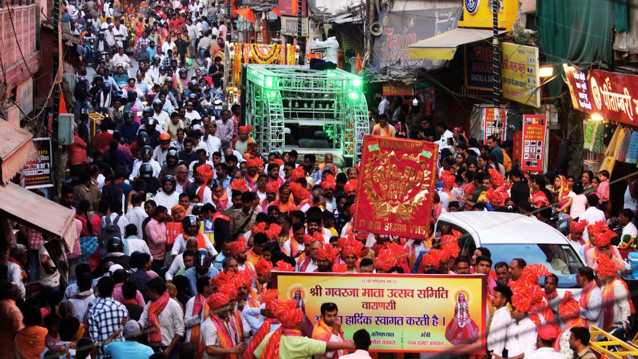 streets of Kashi have become Rajasthani procession of the 125 year old idol of Maa Gangaur