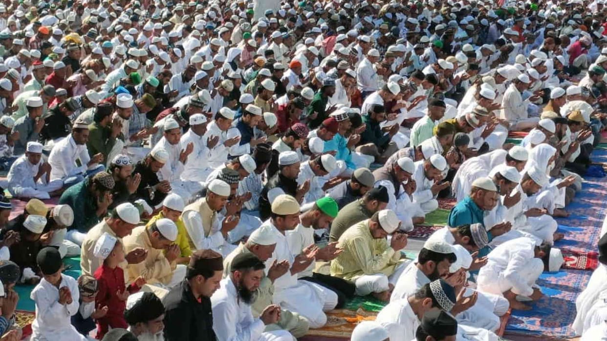 Eid ul fitr 2025 eid mubarak namaz recited Mosque Dehradun Uttarakhand News Watch Photos