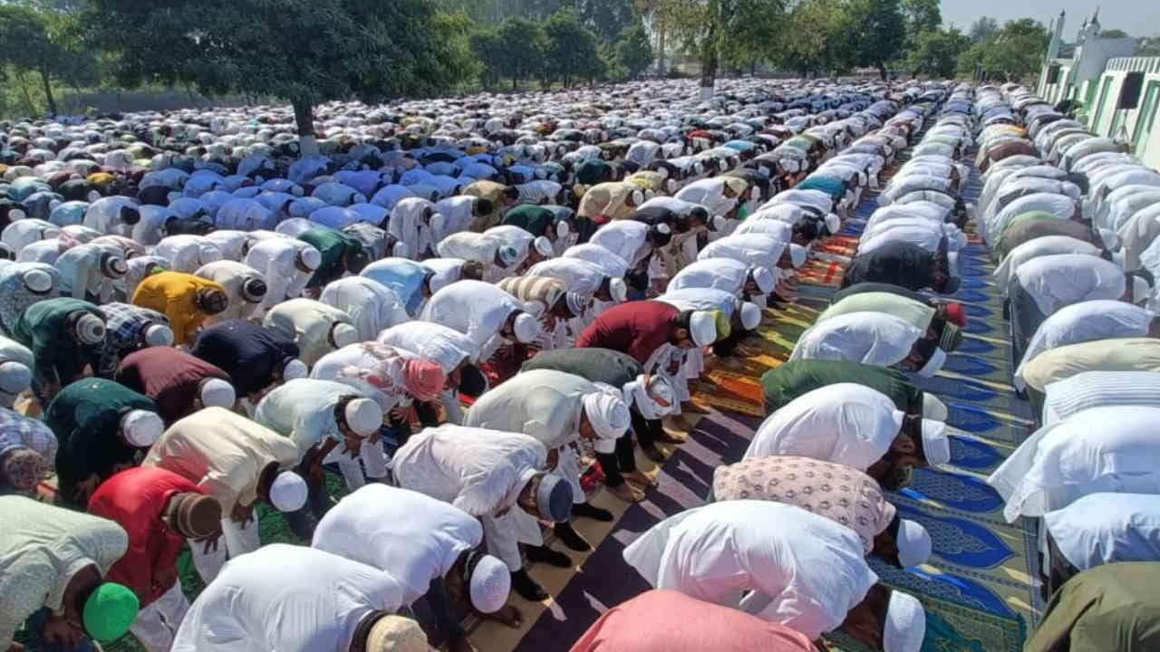 Eid ul fitr 2025 eid mubarak namaz recited Mosque Dehradun Uttarakhand News Watch Photos
