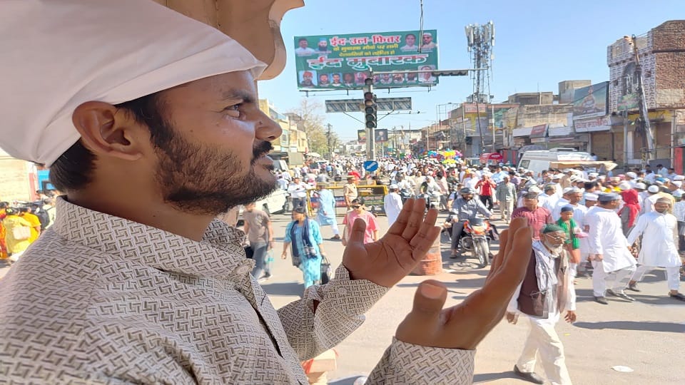 Namaz was offered in Mathura's Jama Masjid and Idgah people prayed for progress