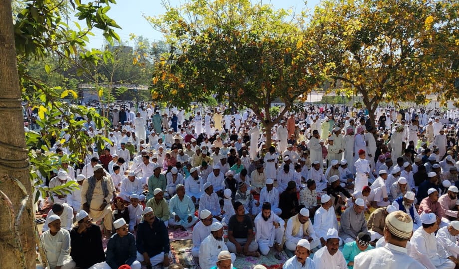 Eid 2025: After offering Eid prayers, people prayed for peace and tranquility in the country and congratulated