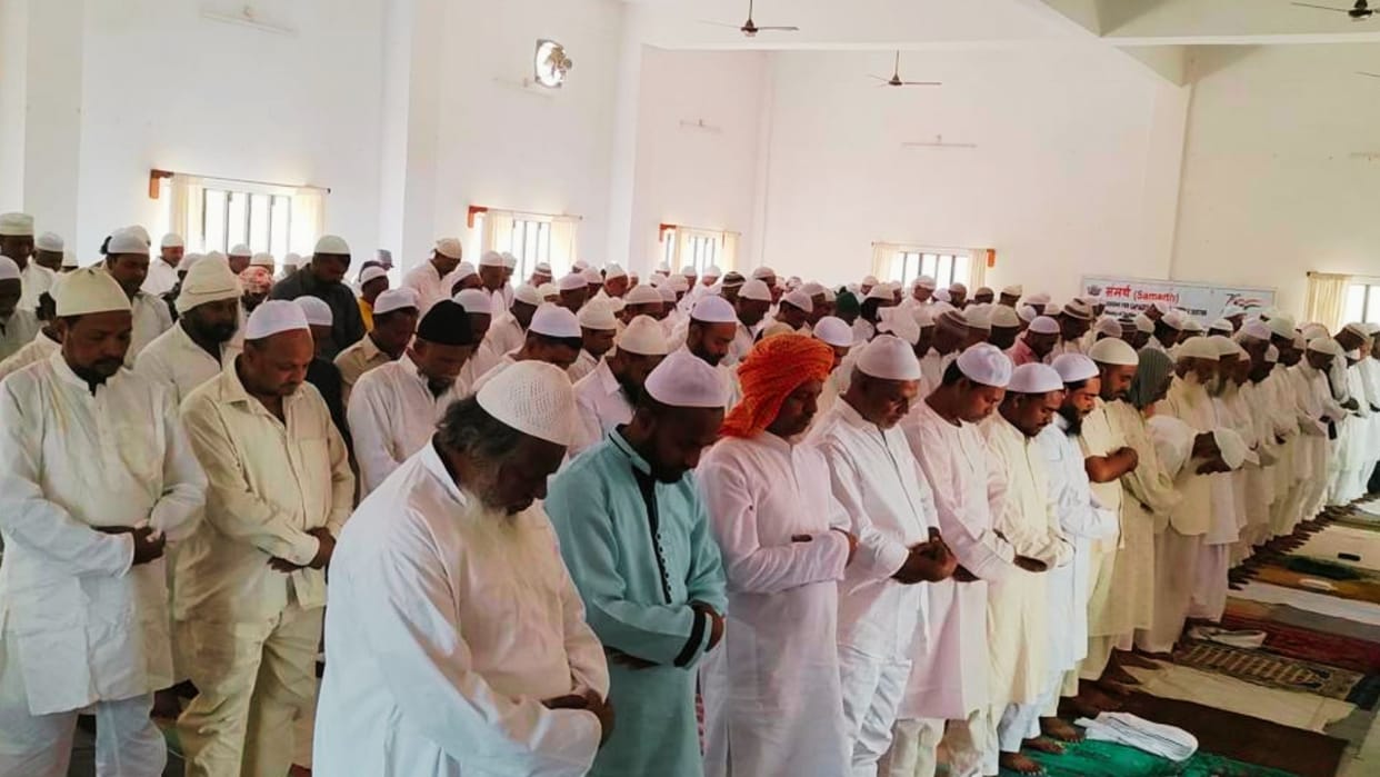 Eid and Navratri celebrated in Varanasi jail Namaz read Adishakti worshipped prisoners hugged each other