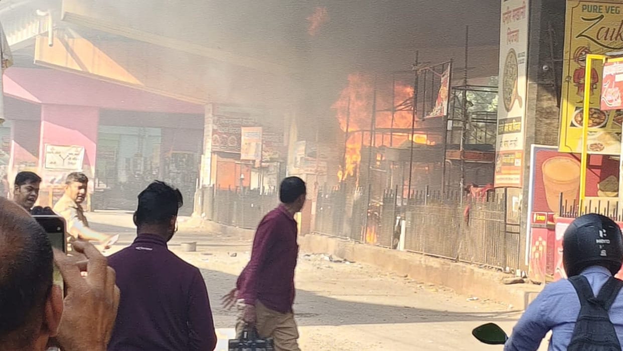 Fire broke out in market near Varanasi Cantt railway station