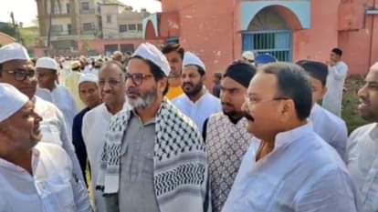 ईद के मौके पर मुस्लिम समुदाय के बीच जनसुराज मुखिया प्रशांत किशोर तथा अन्य