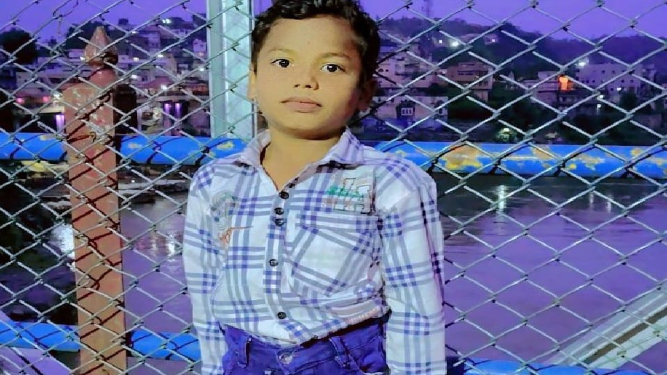 A child suffering from fever died during treatment in Hapur