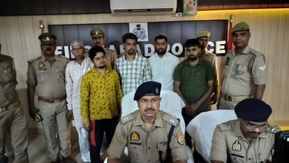 पुलिस गिरफ्त में आरोपी।