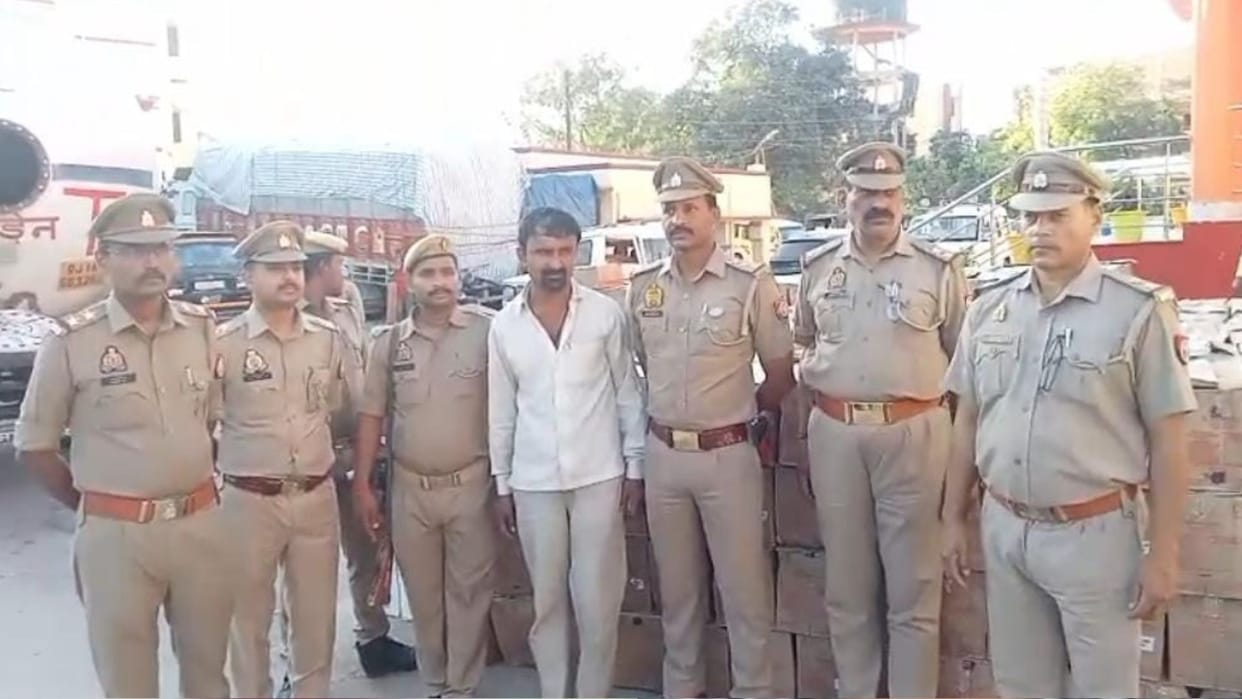 Sonbhadra police arrested an interstate smuggler with 898 boxes of liquor from Bihar border