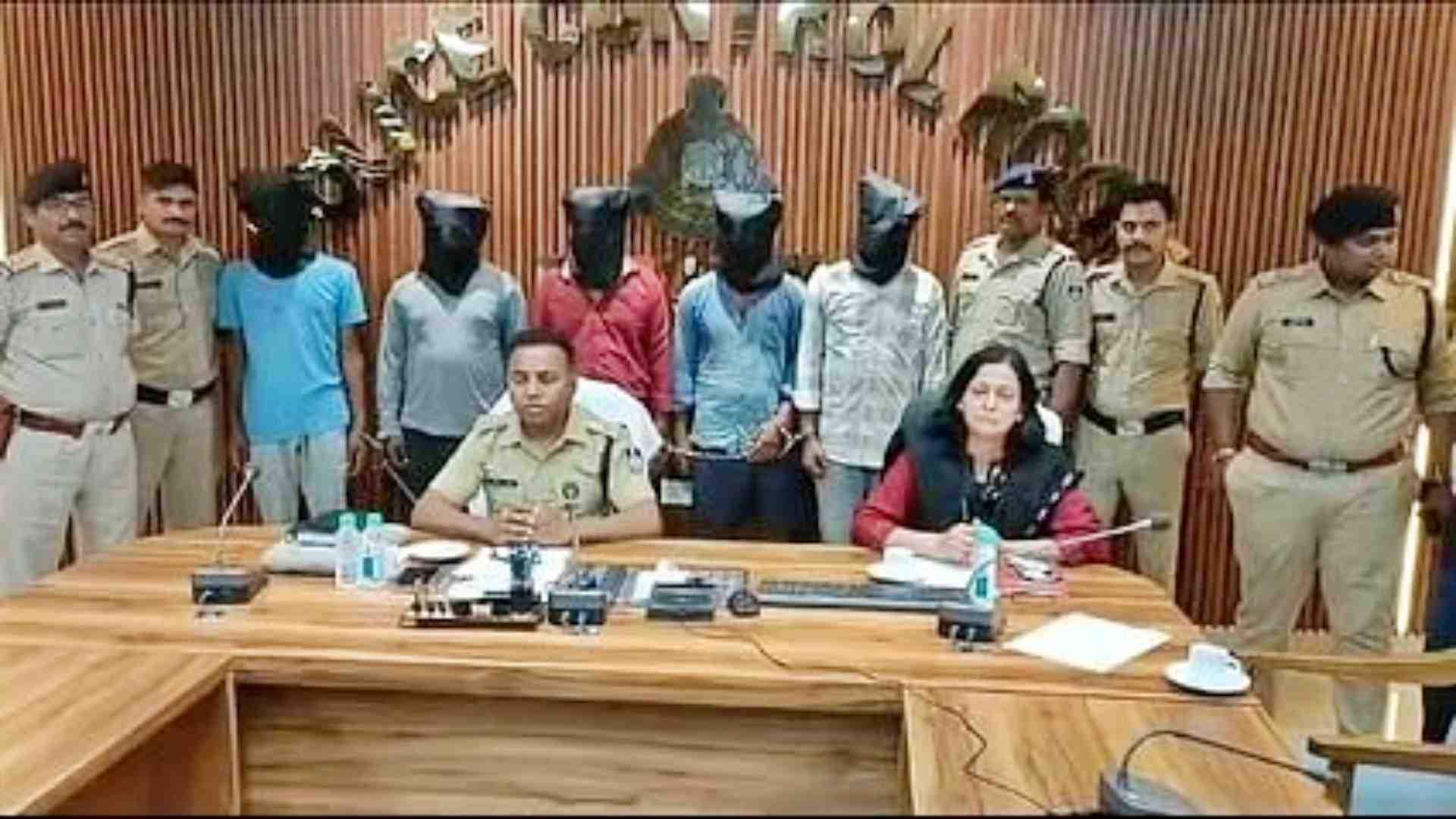 पुलिस की गिरफ्त में आरोपी।