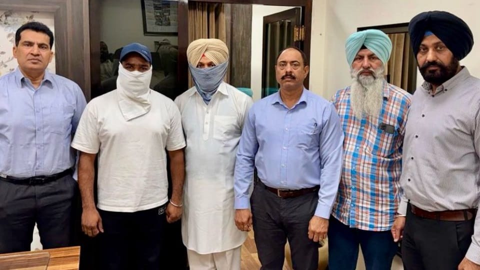 Vigilance Bureau caught SI and ASI in bribe case