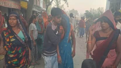 संग्रामगढ़ में बालक की मौत के बाद रोते-बिलखते परिजन।