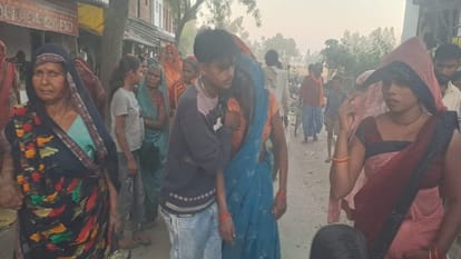 संग्रामगढ़ में बालक की मौत के बाद रोते-बिलखते परिजन।