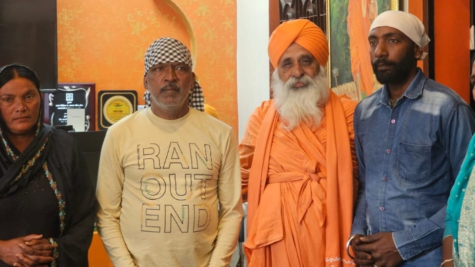 Travel agent sent two youth form Jalandhar to Iraq Sant Seechewal helped him return home