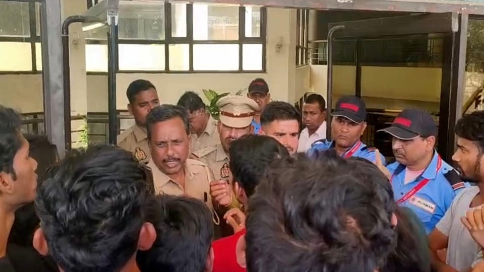 Case of death of two students of Prayagraj IIIT, students blocked the TripleIT intersection