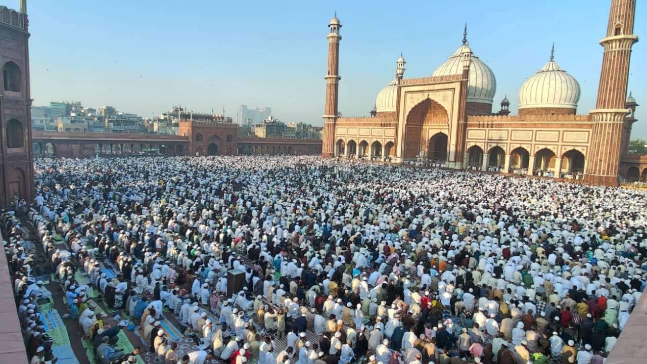 Namaz was offered at Delhi Jama Masjid see photos today