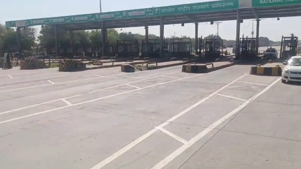 Road users across India will no longer be able to pay toll fees in cash from April 1