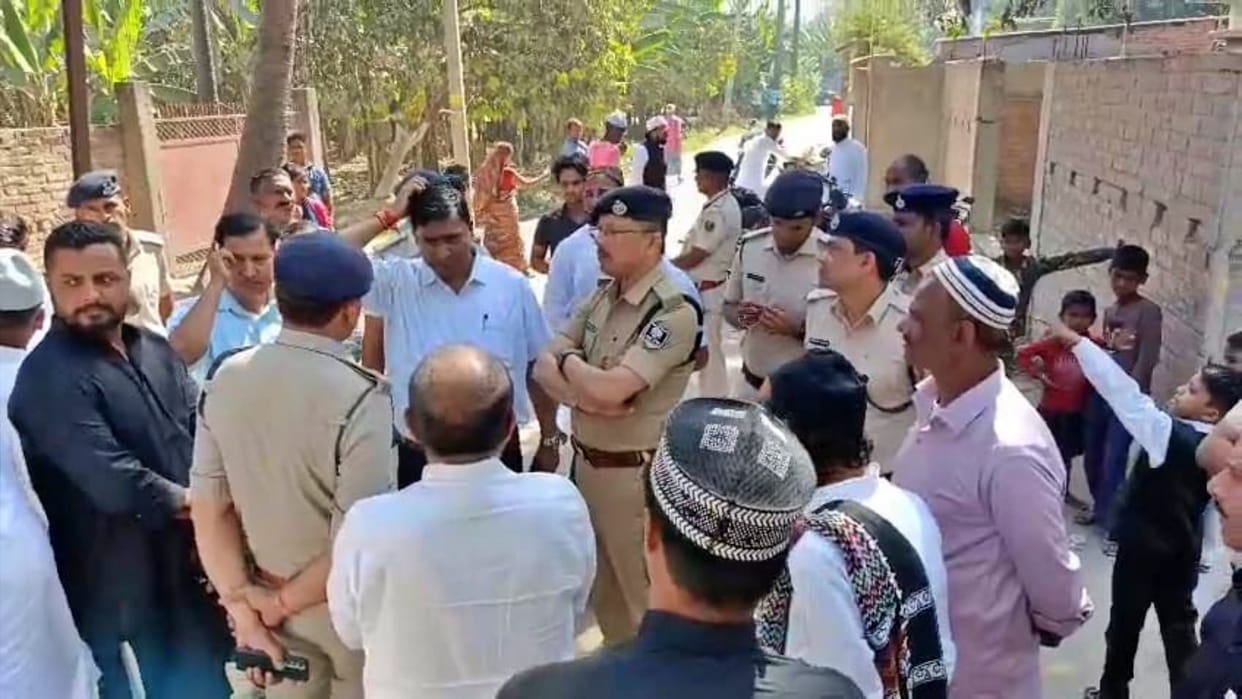 Vaishali: Tension due to writing of religious slogan and RJD Zindabad on wall of Idgah, police force deployed