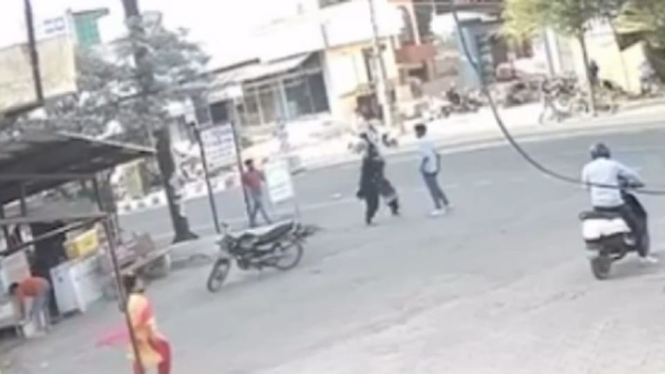 Woman beat up flirtatious young man with slipper in Kaithal see video