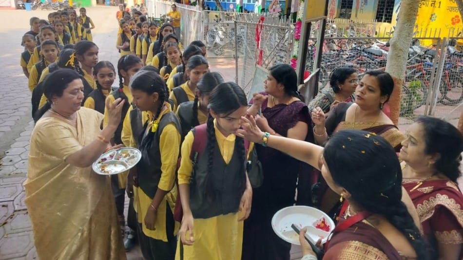 Indore News Schools Begin New Academic Session with Enthusiastic Welcoming Ceremony for Students