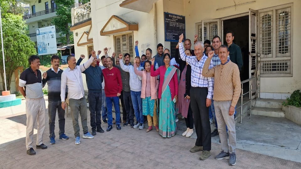 Employees and teachers celebrated black day in protest against the new pension scheme in almora