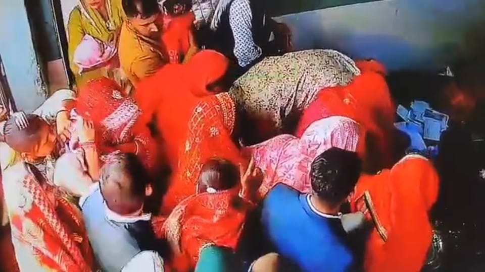 Video: act of female thief exposed after biting off gold chain from neck of newly married woman