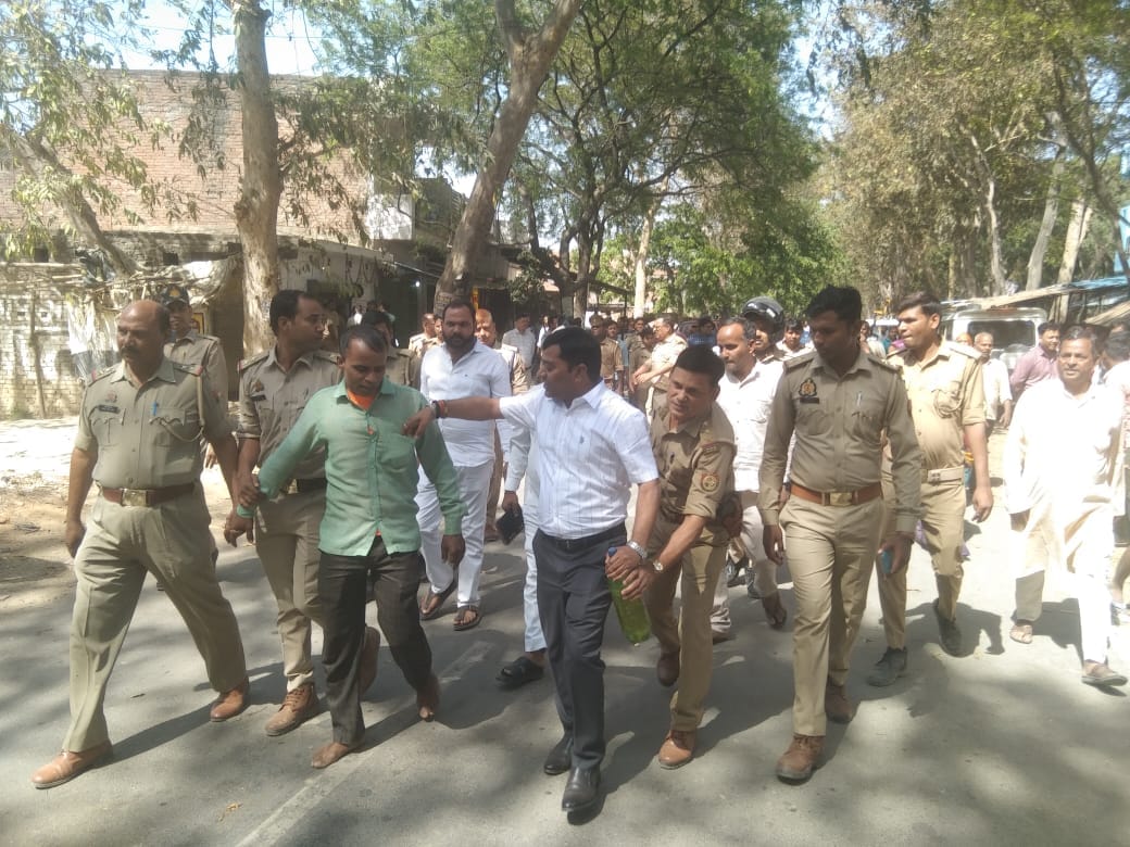 A young man entered a liquor shop with a petrol bottle in his hand to commit suicide in Ayodhya
