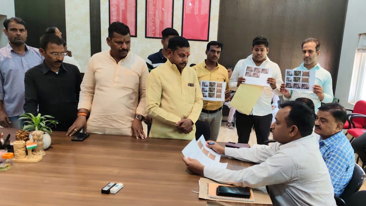 BJP Mandal General Secretary Munnalal Yadav handed over memorandum to Municipal Commissioner in Varanasi