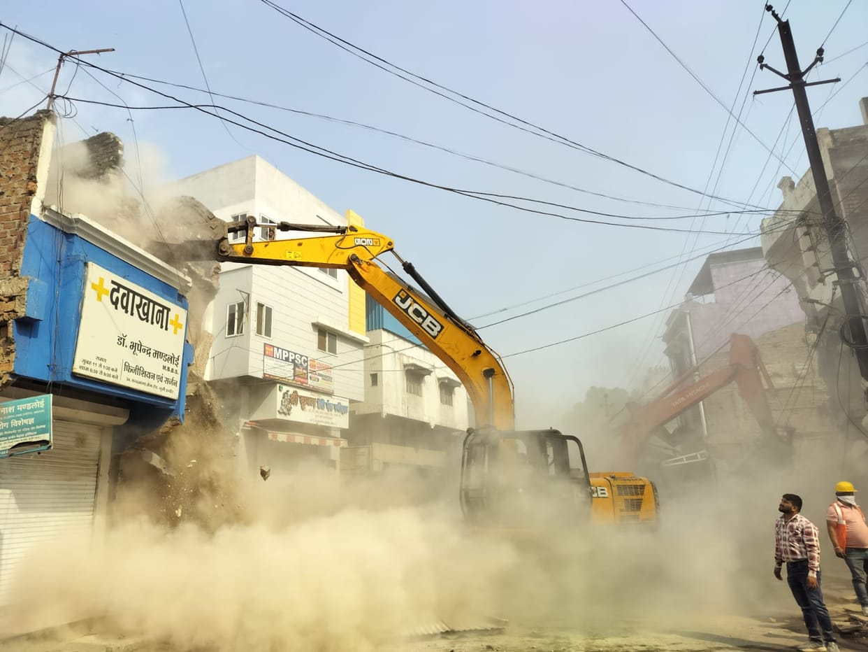 Indore: Bulldozers were run on more than 15 constructions to widen the road in Indore