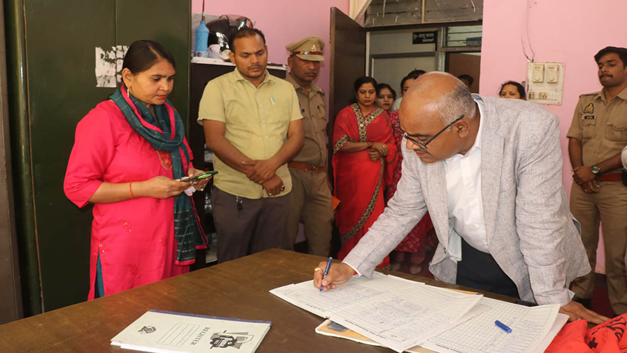 Kanpur: DM inspected the school, took attendance of teachers