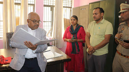 Kanpur: DM inspected the school, took attendance of teachers