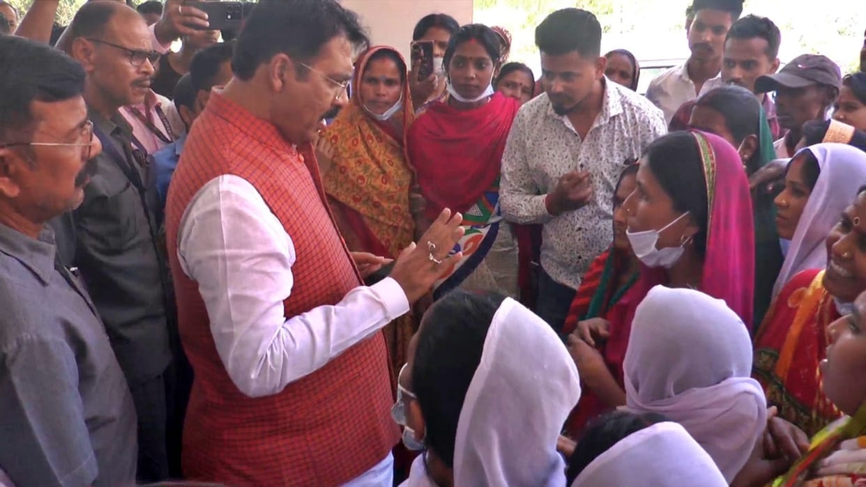 Darbhanga: Minister Sanjay Saraogi inspected DMCH, Jeevika didis surrounded him over payment of honorarium