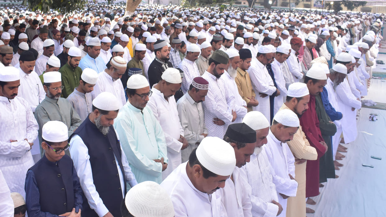 Eid festival was celebrated with great pomp in Gorakhpur, everyone prayed for safety after offering namaz