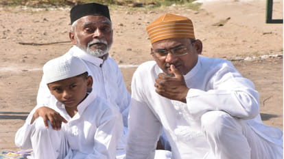 Eid festival was celebrated with great pomp in Gorakhpur, everyone prayed for safety after offering namaz